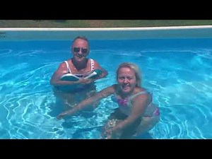 Girls peeing in da pool