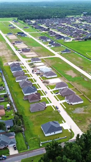 Your dream home is waiting at The Reserve at Heather Oaks! 💚 With open spaces from 1,925–2,636 sqft, 3–4 bedrooms 🛏️, and 2–3 baths 🛁, there’s room for every chapter of life. Priced from $349,990–$395,990. Come tour our model at 101 Olivia Drive in Luling — doors open Mon–Sat 10–6, Sun 1–6. Sommer Naquin is ready to help at 504.334.8626! 📞✨ #dsld #dsldhomes #homebuilder #newhomesavings #realestate #builderssupportbuilders #home #homedesign #firsttimehomebuyer #realty #housingmarket #homeinsp