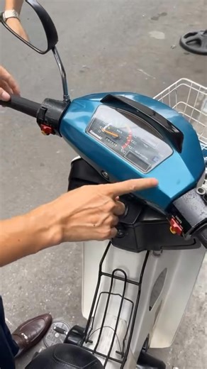 14K views · 54 reactions | Kawasaki Max 1998 máy chất, xe đẹp 17,5tr .! Liên hệ chốt xe ngay Hotline : 0986983662 (zalo/call) - Địa chỉ: 52 Chùa Hà, Cầu Giấy, HN | Xe máy Hoàng Kiên - 52 Chùa Hà, Cầu Giấy | Facebook