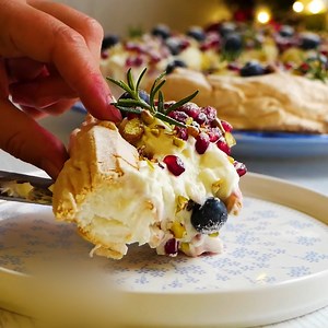 The most delicious pavlova cake with an interesting twist🍰 | MetDaan Cakes