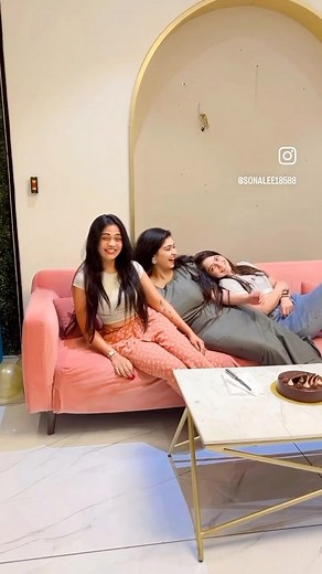 546K views · 1K reactions | Prarthana Behere #sonaleekulkarni Bhagyashri Gupte Dermavilla #bffgoals #friendshipgoals | Sonalee Kulkarni | Facebook