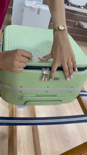 31K views · 199 reactions | Emportez vos souvenirs dans une valise MIXI !  Profitez d'une remise exceptionnelle de 46,23% sur PLUTO-M9270 18 VERT  Commandez dès maintenant : PLUTO-M9270 18 VERT  Besoin d'aide ? Contactez nous au 95 112 112.  Livraison disponible à 4DT sur toute la Tunisie. Livraison gratuite pour les commandes à partir de 250DT ! ️ Découvrez nos boutiques physiques :https://www .espacelacaverne.com/nos-boutiques/ | Espace La Caverne | Facebook