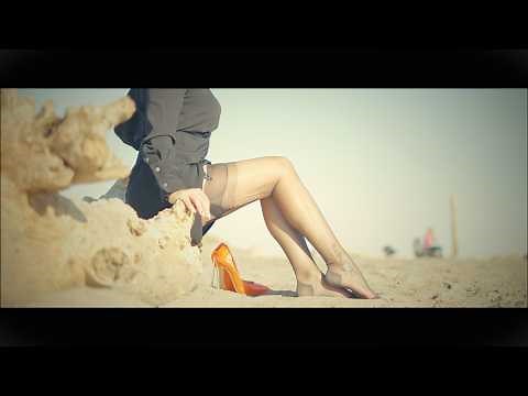 Plage, pieds, escarpins et bas nylon