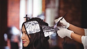 Tmavé vlasy a šediny: Jak se barvit a stříhat, aby byly co nejméně nápadné?