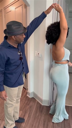 26K views · 312 reactions | Simone answers the door dressed as a 70's disco woman when Sherman comes over! #God #love #Jesus #Jesusispoppin #Jesusbeenpoppin #Kountrywayne #helpisontheway #letthatsizzleinyourspirit #filmmakerchasewalker | Linda Taylor | Facebook