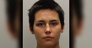 Nghe thấy tiếng chó sủa, người phụ nữ thức dậy kiểm tra thì phát hiện ra hành động kì quái của kẻ đột nhập "lương thiện"