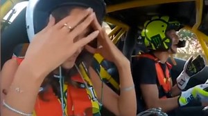 Valentino Rossi driftet mit Freundin