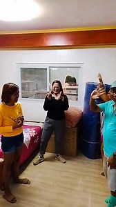 Ayan na Aling Rochel Vlogs sinali na din ni Daddy Frankie Official pati sya pinasayaw din ng boom tarat tarat! Katuwaan muna tayo mga kababayan kasama si ate tin tin at ate fely dito sa ating pinapagawang shelter ngayong araw #daddyfrankieofficial #charityvlogger | Daddy Frankie Clips