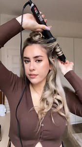 L'ossessione del giorno sono proprio le onde di @cleotoms 🧜‍♀️ Con ghd curve soft curl tong potrai ricreare onde morbide e voluminose grazie alla sua pinza ergonomica e al suo fusto di 32mm 😍 Non attendere oltre: lo sconto esclusivo di -30€ sugli arricciacapelli ghd è valido ancora per pochi giorni ⏳ https://www.ghdhair.com/it/hot-air-c | ghd