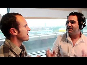 Fitzy & Wippa demonstrate the "Eskimo Kiss"