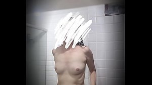 Une caméra cachée surprend une MILF coquine en train de se masturber dans la salle de bain d'un Airbnb – de vraies images de voyeurisme ! (2e partie)