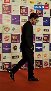 16K views · 1.6K reactions | King Khan graces the award function with his signature style! #shahrukhkhan #srk #shahrukhkhan #shahrukhkhanfans #bollywood #bollywoodupdates #middayentertainment | Gujaratimidday.com | Facebook