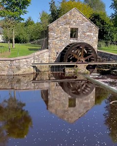 Monday sunshine ☀️ Out & about on Mondays .. What a beautiful place … Enjoy autumn | Cuba Clothing | Facebook