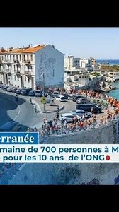 SOS Méditerranée : une chaîne humaine orange formée à Marseille pour les 10 ans de l'ONG