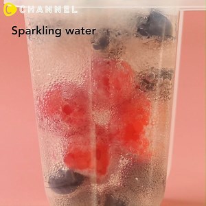 Healthy Homemade Popsicles♡ A homemade ice bar with plenty of fruit and granola ♡ Enjoy it in the hot summer. ■ Ingredients: Kiwi popsicle ・ Kiwi ... 1/2 ・ Dragon fruit ... 1/4 ・ Apple juice: appropriate amount Muscat popsicle ・ Muscat ... 6-8 tablets ・ Konjac jelly ... appropriate amount Granola milk popsicle ・ Granola: appropriate amount ・ Milk ... appropriate amount Berry popsicle ・ Blueberry ... 8-10 tablets ・ Raspberry… 4-5 ・ Soda water: appropriate amount * As the amount of juice varies de