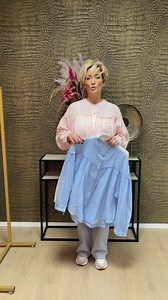 ✨ Blouse V-Hals Crepe Uni: Tijdloos & Stijlvol! ✨ https://kipalohadamesmode.nl/search?type=product&&q=blouse-v-hals-crepe-uni Linda laat zien hoe elegant eenvoud kan zijn! Deze blouse met v-hals heeft een subtiel structuur-effect in de stof en een chique doorknoopsluiting. Dankzij het kortere model kun je hem zowel in als uit de broek dragen – ideaal voor verschillende looks. 👉 Mooi te combineren met een jeans of een rok. 🛍️ Beschikbaar in maten 40 t/m 46. Of je nu kiest voor een casual of een
