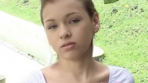 Sexy drobná dospívající si užívá sólo masturbace