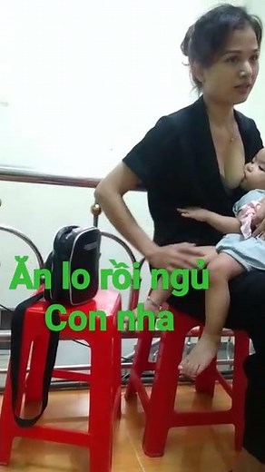 gái đẹp cho con bú mọi người nhìn không chớp mắt