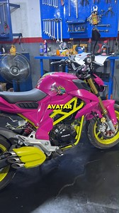 Con 5,500 km, esta Fénix Avatar 200 necesitaba un cariñito. Revisamos la parte delantera, el aceite, la parte trasera, bujía, cadena… ¿Cuánto aceite debería llevar? ¡Comenta! #FénixAvatar200 #Mantenimiento #Motos #Taller | DRIVE MOTOR