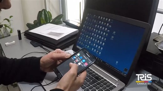 Adescamento di minori, produzione e detenzione di materiale pedopornografico. Un uomo di 44 anni residente a Viterbo è finito al centro di un indagine partita dalla denuncia di due famiglie catanesi. Le figlie, di 9 e 10 anni, erano state contattate via Snapchat da uno sconosciuto che le aveva coinvolto in conversazioni a sfondo sessuale | TRIS Siracusa | Facebook