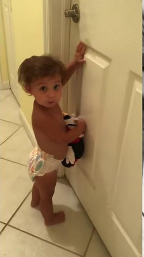 Minnie Mouse goes poop