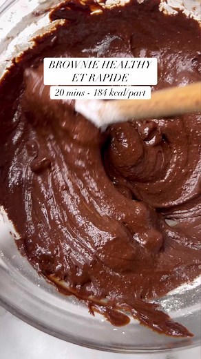 🍫 BROWNIE HEALTHY ET RAPIDE 🍫 20 mins 184 kcal par portion ! Menu perte de poids gratuit (7 jours) disponible avec le lien sous mon profil 🎁 #recetteregime#mangersainementetsefaireplaisir#nutritionsaine#perdredupoids#lsdpienne#recetterapide#perdredeskilos#maigrirsansregime#maigrirvite#recettesanté#brownie#browniehealthy | Tarek - Fitness Express