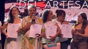 #Felicitaciones #artesanos del #Guamo. Artesanos del Tolima alcanzan un nuevo estándar de calidad con certificación ICONTEC. Veinte artesanos del municipio de Guamo recicieron certificacion del ICONTEC " hecho a mano ". Dora Candia expresó gratitud a la alcaldía municipal, gobernacion del Tolima y secretaría de cultura del departamento. | Alvaro Monroy Callejas