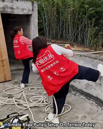 Simple Rope Pulley Setup On Terrace Today #PulleySystem #RopeTool #RoofWork #SmartMethod #EasyLifting | lamaestramiel