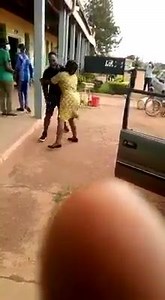 SA FEMME REND L’ÂME CAR L’HÔPITAL A REFUSÉ DE LA SOIGNÉ ET EXIGEAIT LA CAUTION AVANT N’AYANT PAS ASSEZ DE MOYENS FINANCIER SUR PLACE, ELLE DÉCÈDE DANS LE VÉHICULE. PARTAGER MASSIVEMENT 😭😭😭😭 | Paparazzi