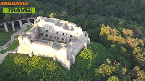 Moldavia Travel - Cetatea Neamtului Cetatea Neamțului, o veritabilă cetate medievală din Neamț este situată pe str Arcașului nr.1, loc.Târgu Neamț si a fost construită în timpul domniei lui Petru Mușat (1374-1391) Cetatea Neamț sau Cetatea Neamțului este o cetate medievală din Moldova situată în apropierea orașului Targu Neamt si la aproximativ 46 km de orasul Piatra Neamt. Asezată aproape de vârful cel mai înalt al Culmii Pleșului, cetatea face parte din categoria monumentelor medievale de valo