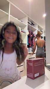 Abrindo o perfume novo da mamãe: reação e cheirinho