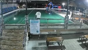 TAN-AWA: CCTV footage sa usa ka resort ug hotel sa Barangay Pooc, Dakbayan sa Talisay sa nahitabo ang 'chemical leak' sa nahisgutan nga dapit niadtong gabii sa Septyembre 2, 2025 hinungdan sa pagkalipong sa dul-an sa 20 ka mga indibidwal nga nakatimaho ug nalandig sa tambalanan. Sa video, makita ang pagbuto sa balde nga adunay sulod nga chlorine, tawas, ug muriatic acid nga ibubo unta sa mga swimming pool sa maong resort aron paglimpyo niini. Via BNFM Cebu | 88.5 Brigada News FM Toledo