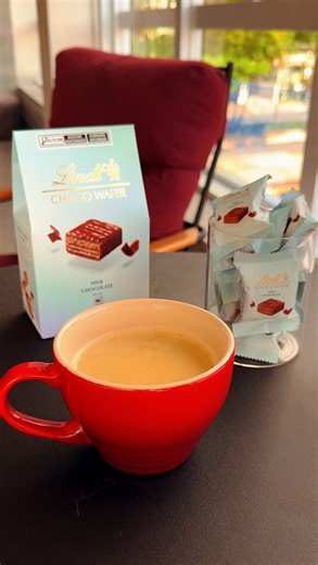 Você pensa que é só um docinho… mas é muito mais. É Choco Wafer! Que une o crocante perfeito do wafer, o recheio irresistível e o chocolate Lindt que derrete na boca. É aquele momento de pausa que vira prazer. Não é só um docinho, é Choco Wafer. Uma experiência Lindt em cada mordida. Já experimentou? | Lindt