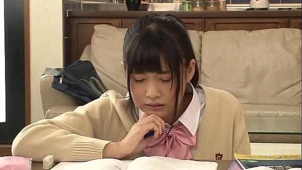 https://bit.ly/31q8Al4 こたつの中の無防備な下半身に我慢できずイタズラ！大人しそうな美●女は周りに悟られないように声を押し殺し悶えはじめ…【パート1】