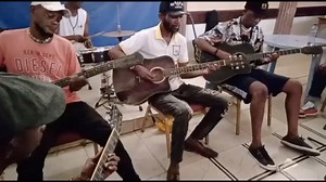 Sissina en pleine séance de répétition Prochain concert le 31 mars 2023 au "Village Chez Temba" à partir de 19h (heure de Kinshasa). | Bozi Boziana