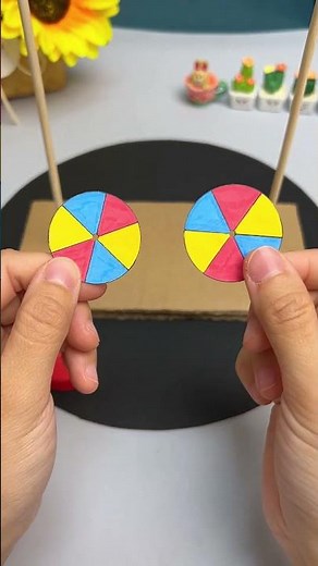 Make a rolling pendulum toy for children with bottle caps and chopsticks. It's simple and fun! #Par