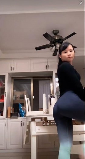 Asian lady bouncing butt