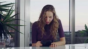 Литературный Оргазм - читает книгу, сидя на вибраторе! Испытывает оргазм!