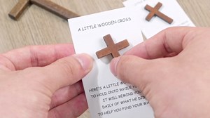 Bucherry 60 Set Easter Gifts Pocket Crosses in Bulk, Mini Wooden Cross with Hug Greeting Cards, Christian Pocket Hug Token Keepsake Exchange Card for Friends Family Colleagues (White)