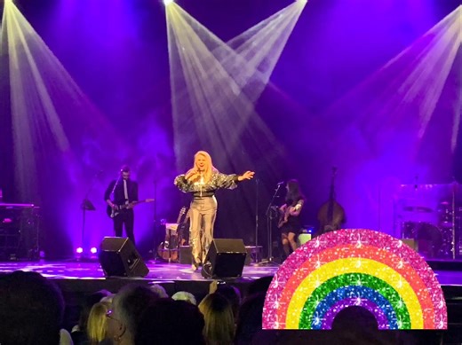 En cette journée mondiale contre l’homophobie et la transphobie...parce qu’il faut encore en 2020 lutter contre la discrimination... parce que l’amour n’a pas de couleur, d’âge, de nationalité, d’orientation sexuelle... J’ai beaucoup de fans hommes et femmes qui aiment des personnes du même sexe. Lorsque je vous rencontre et que j’échange avec vous je ne vois que des humains remplis d’amour. Et c’est beau. Je vous aime. ❤️🌈❤️ | Nathalie Simard - Officiel