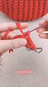 Astuce pas mal pour recouvrir une lanière de sac. 📍📂🧶 #astucecrochet #freepatterns #freepattern #tricoland #crocheting #crochetlove #crochetpattern #crochetaddict #crochet #crochetinspiration | Tricoland: tricot et crochet pour tous