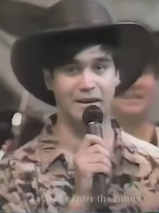 ¡GANAMOS UN DISCO DE ORO! 📀🏆 Retrocedemos a 1990, un año que llevamos tatuado en el corazón. Recibiendo el Disco de Oro por "Enter the Future", un álbum que nos permitió soñar en grande y romper fronteras que parecían imposibles. Este premio no fue solo nuestro, fue de cada uno de ustedes que compró el cassette, el LP y que nos permitió entrar en sus hogares. ¡Gracias por ser parte de este viaje desde el primer día! 🙌 ¿Quién de ustedes ya nos acompañaba en esta época? Los leemos. 👇 | La Mafi