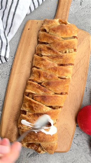 This apple braid is so addictive! Recipe:https://valentinascorner.com/apple-puff-pastry-braid/ | Valentina's Corner