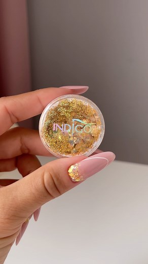 😍 Jak podoba Wam się to połączenie? 🔥 Hot or not? 😎 Self Leveling 70 Natural Mineral Base Milky Princess Bitter Glitter White Arte Brillante Effect Base Tip Top #prettynails #blingblingnails #blingnails #brokatowepaznokcie #glitternails #trendnails #bitterglitterindigo #princesseffectindigo #paznokcioweinspiracje #paznokciowytutorial #nailstutorial | Indigo Nails Lab Polska