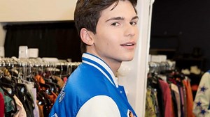 Le finaliste de Star Académie, Eloi Cummings reçoit la médaille de l’Assemblée nationale