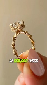 💎✨ Este anillo único combina diamantes naturales y de laboratorio con una impresionante gema central como protagonista. Con un costo de $35,000 MXN (aprox. $1,750 USD), esta joya destaca por su diseño exclusivo y su elegancia atemporal. ¿Natural o de laboratorio? Tú decides. 💍 #AnilloDeLujo #DiamantesDeLaboratorio #JoyasPersonalizadas #GoldShield #JoyeríaDeAltaGama #AmorEterno | Gold Shield