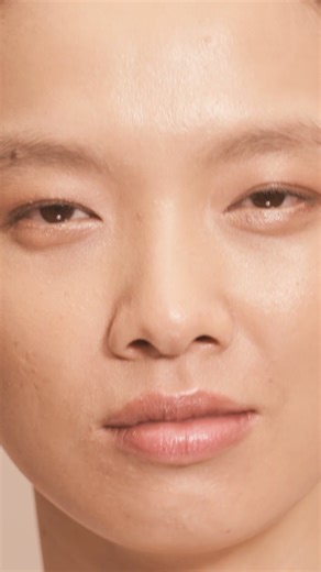 Immortelle Divine Serum 💛 - Ein hochkonzentriertes Gesichtsserum, das den sichtbaren Zeichen der Hautalterung entgegenwirkt: Falten, Festigkeitsverlust, Mangel an Leuchtkraft, unebenmäßiger Teint. Wärme das Serum in den Handflächen an, massiere es dann mit kreisenden Bewegungen sanft ein und klopfe es dann mit den Fingern leicht ein. Liebst du es auch so? 😍 https://linktr.ee/loccitane_ch -- Sérum Immortelle Divine 💛 Un sérum visage hautement concentré qui lutte contre les signes visibles du v