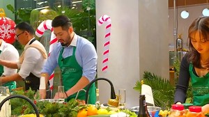 Баярын ширээний зоогоо хэрхэн хийхээ мэдэхгүй байгаа хэн бүхэнд энэхүү нэвтрүүлгээ зориулж байна. Ахлах тогооч Таакий бүтэн тахиа, хонины гуя, гахайн хавирга хэрхэн шарах талаар заах болно. Харин олны танил эрхмүүд ахлах тогоочийн зааснаар баярын ширээний зоогоо хийж чадах болов уу? 'Who can cook' хөгжилтэй хоолны сургалтыг та Монгол ТВ-ийн баярын дугаараас хүлээн авч үзээрэй. 🫰🍗🥩🥗🥙 #MongolTV #ORI #WhoCanCOOK | Mongol TV