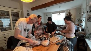 「クリスマスとヨーロッパの新規の年のためのラテンアメリカの伝統ファミリーは木のテーブルの周りに集まり、新規の年の前夜のためのラテンアメリカのエクアドルの伝統であるaño viejo effigyを準備しています」の動画素材（ロイヤリティフリー）3897285865 | Shutterstock