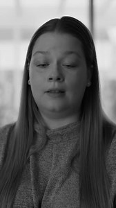 Sasja er bange for, at hendes datter skal blive mobbet, fordi hun har atopisk eksem. For det blev Sasja selv som barn. Det gør ondt på hele familien, der kæmper med et grædende barn, skænderier om smøring og søvnløse nætter med kløe. Vil du have flere råd om børn med eksem, så find vores guide til forældre i linket her ⤵️ | Eksemforeningen